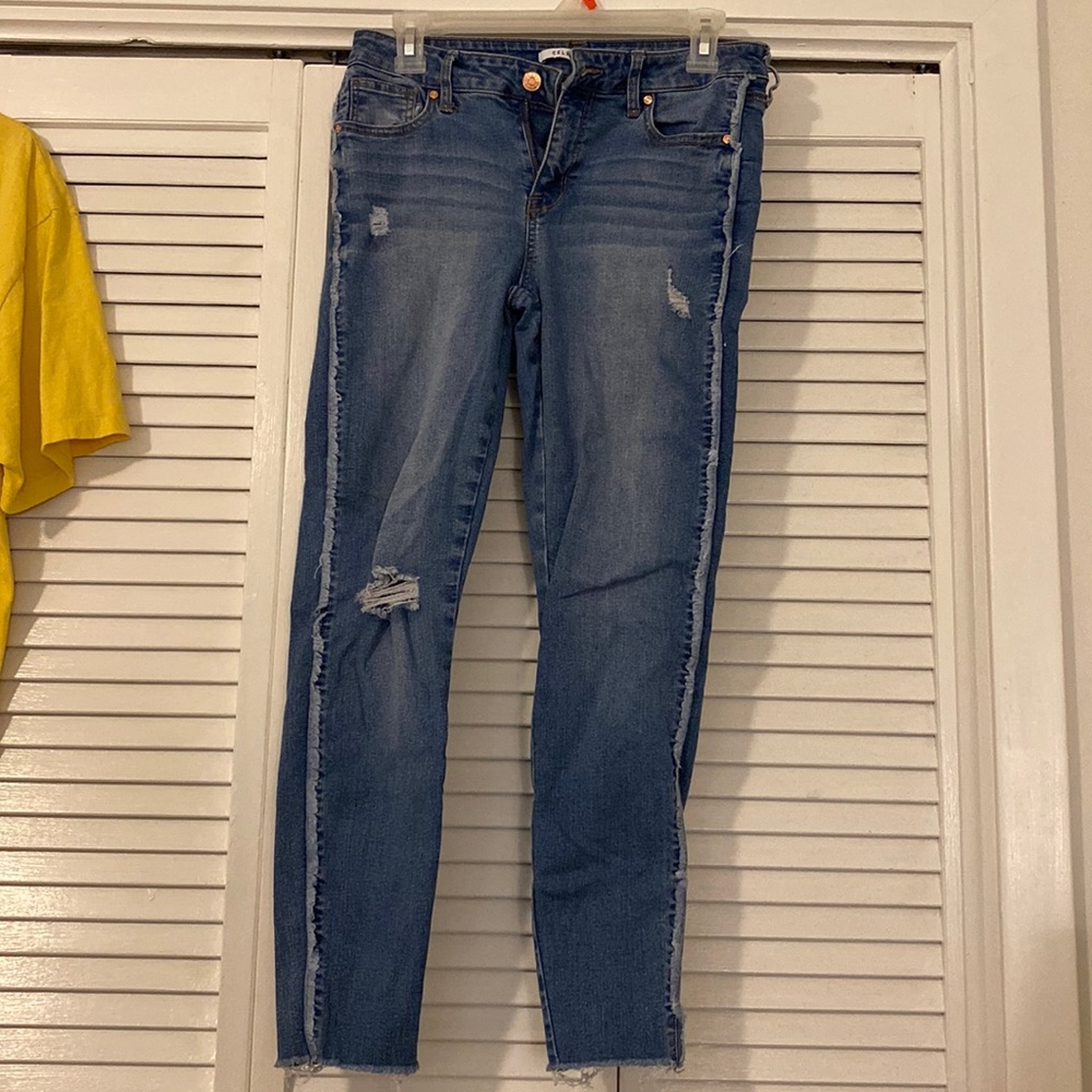 Celebrity pink women’s mid rise ankle skinny jeans, size 28 light wash